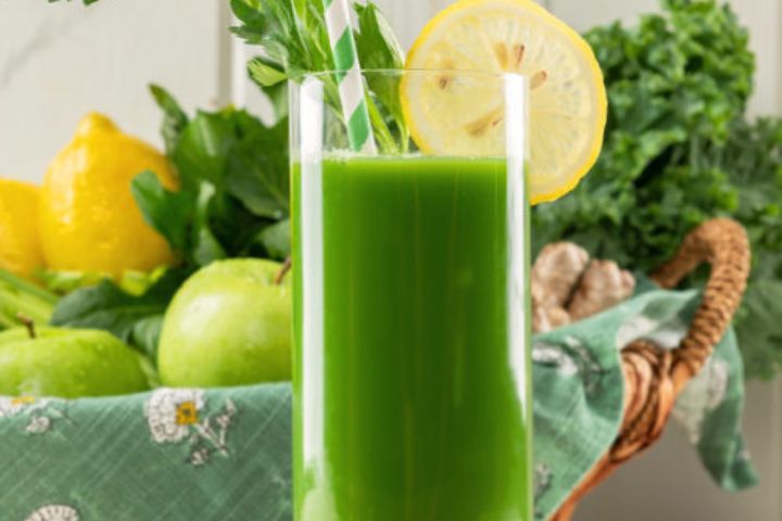 Sweet green dandelion juice