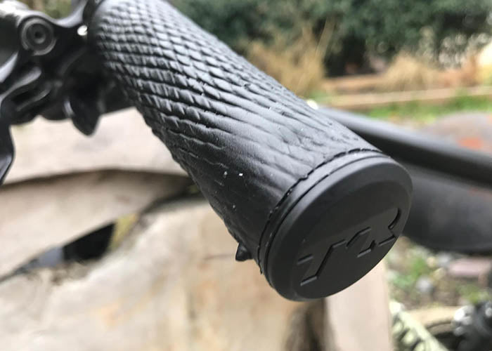 How to install a customisable grip