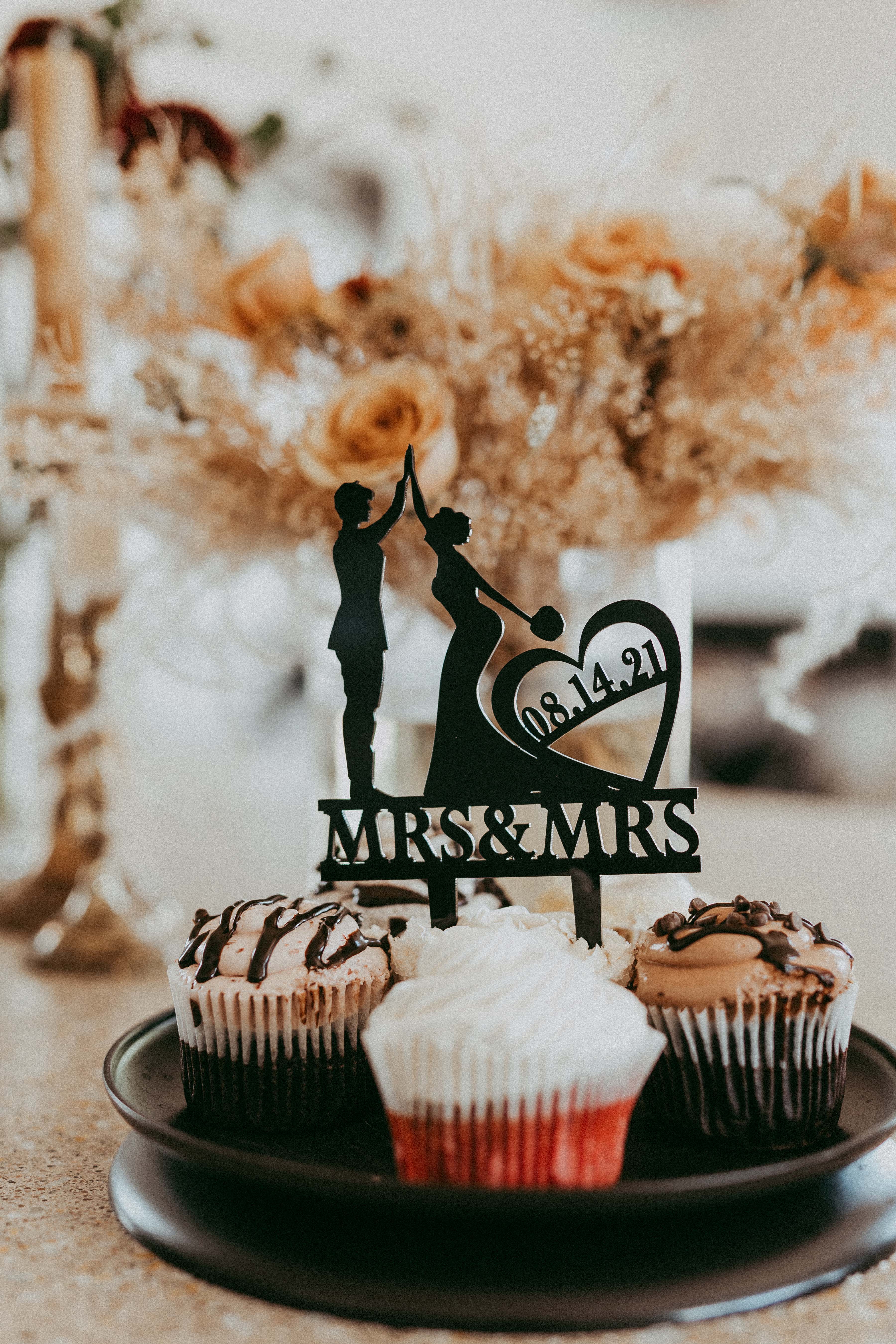 Mr and Mrs wedding cupcakes 
