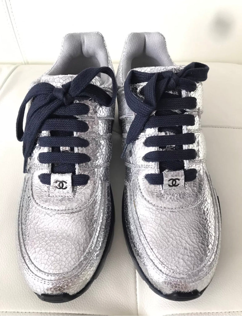 silver metallic tennis shoes