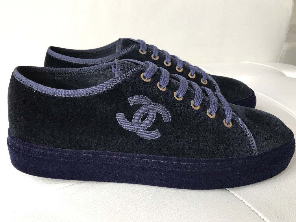 chanel cc low top sneakers