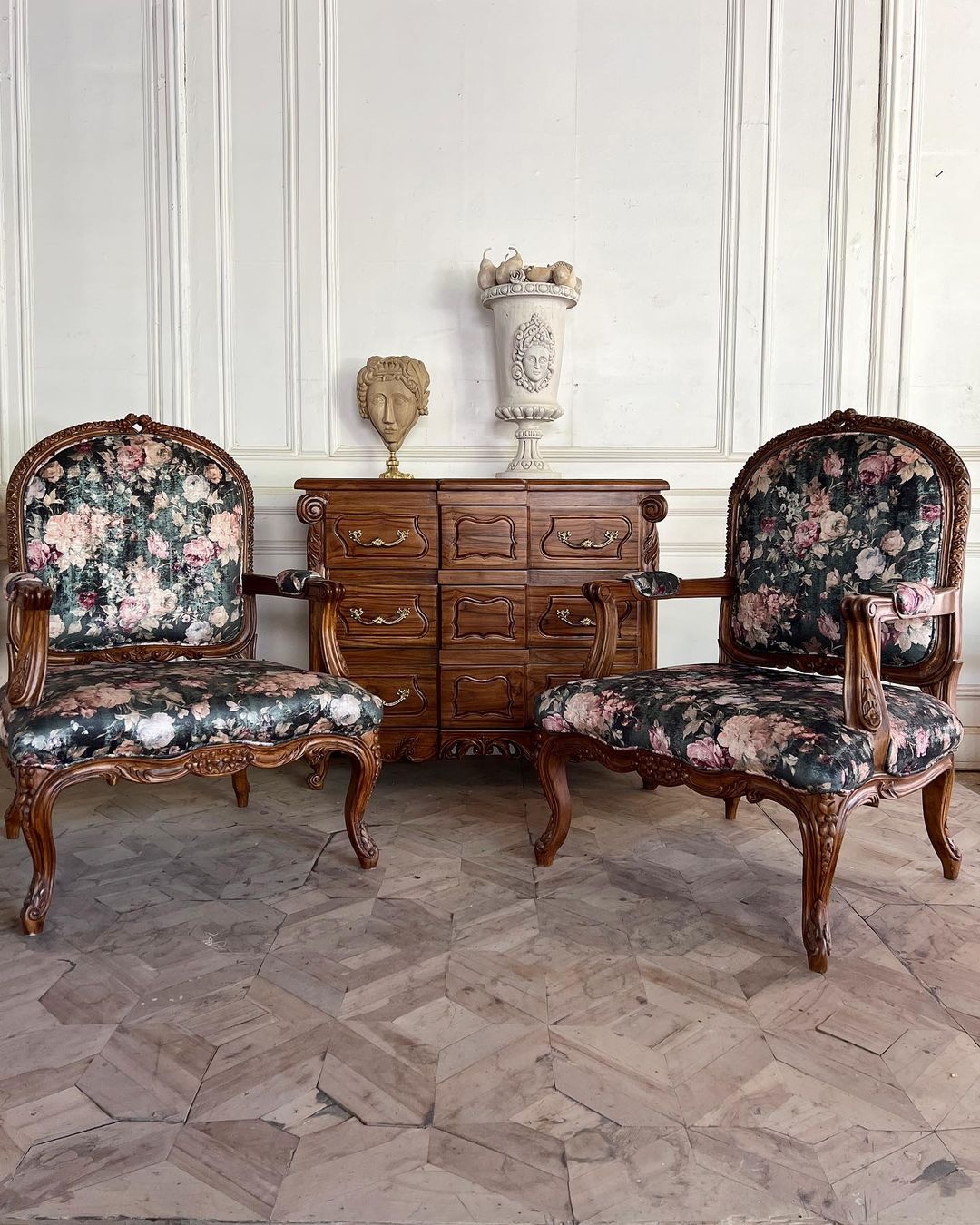 Onnauwkeurig Dageraad Realistisch Louis XV style fauteuil a la reine – Parrot & Lily