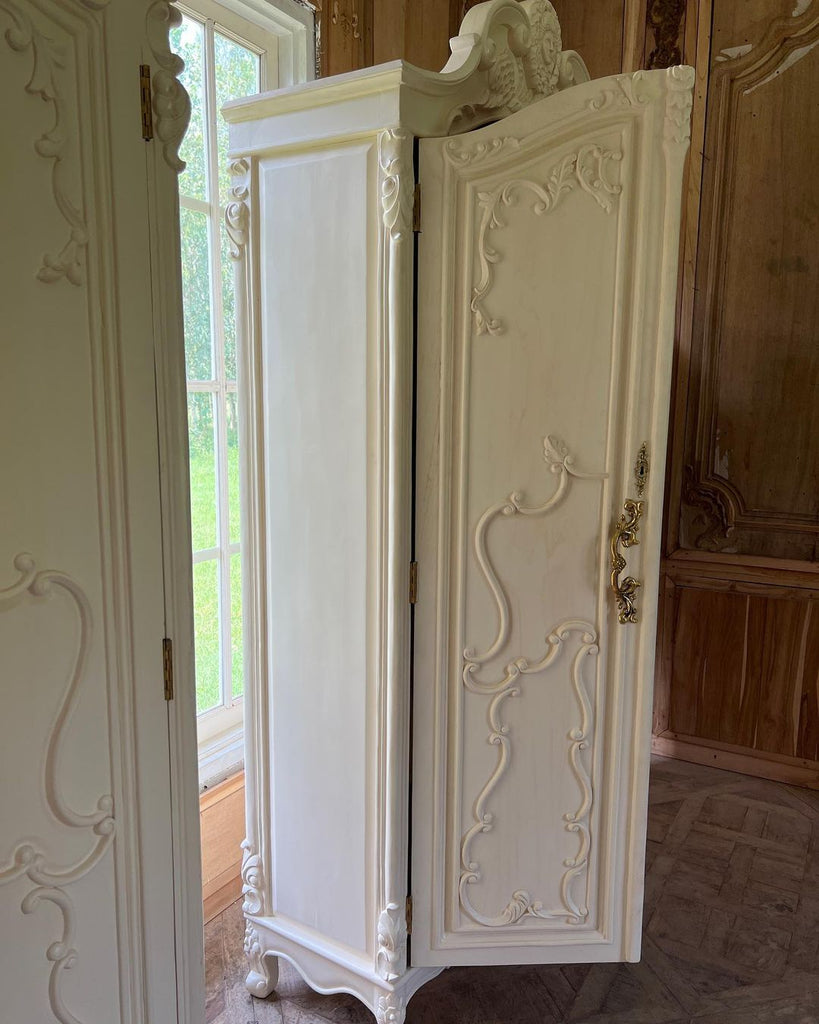 Afbreken Kunstmatig verkiezing Rococo armoire with Apollo or Hera – Parrot & Lily