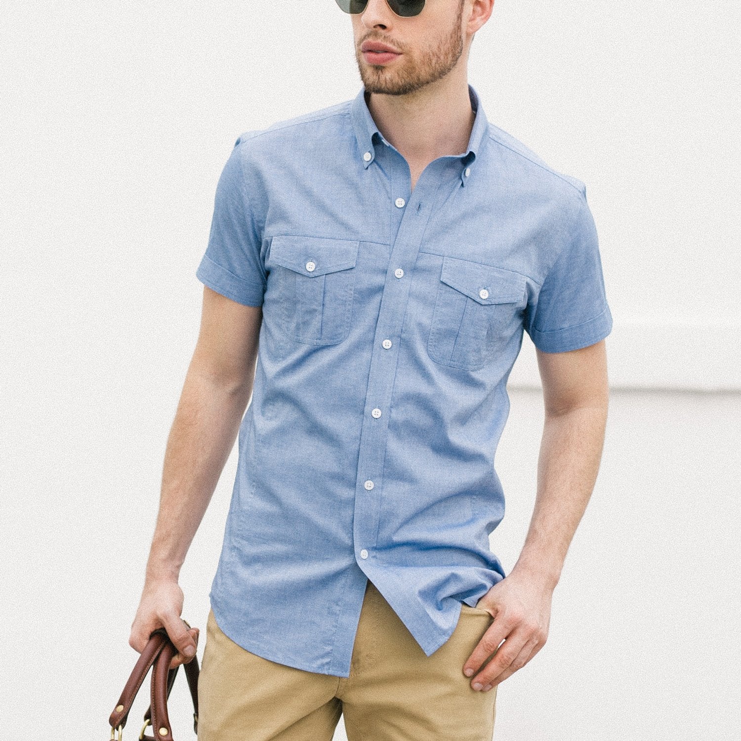 How should a men's short sleeve casual shirt fit?