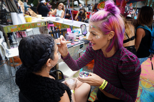 @jamiejanettart creating festival makeup during City Hearts Festival in Los Angeles, CA