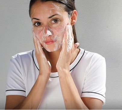 Hanalei Cruelty-free Powder Face Wash Demonstrated On Model