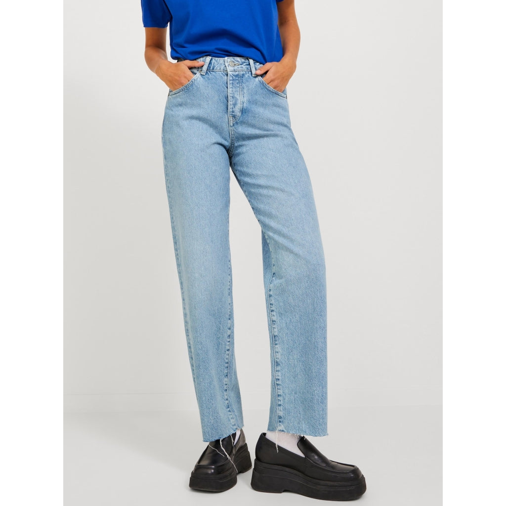 Se JJXX dame jeans JXSEVILLE - Light Blue Denim hos Klædeskabet.dk