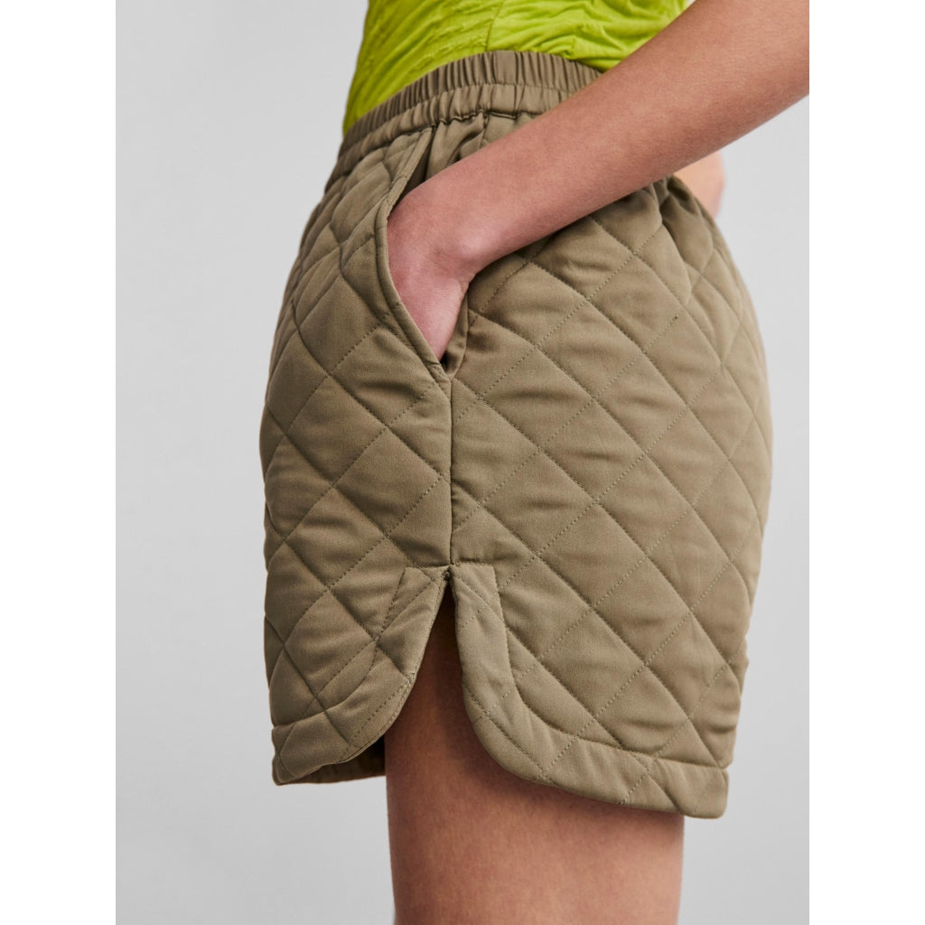 Se PIECES X DITTE ESTRUP PCADINA HW SHORTS D2D - Deep Lichen Green hos Klædeskabet.dk