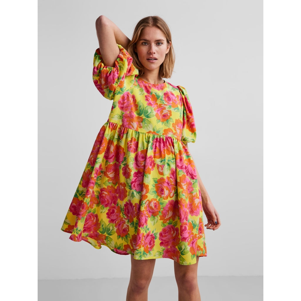 Se PIECES X DITTE ESTRUP PCASTA 2/4 DRESS D2D - Golden Kiwi Flower hos Klædeskabet.dk