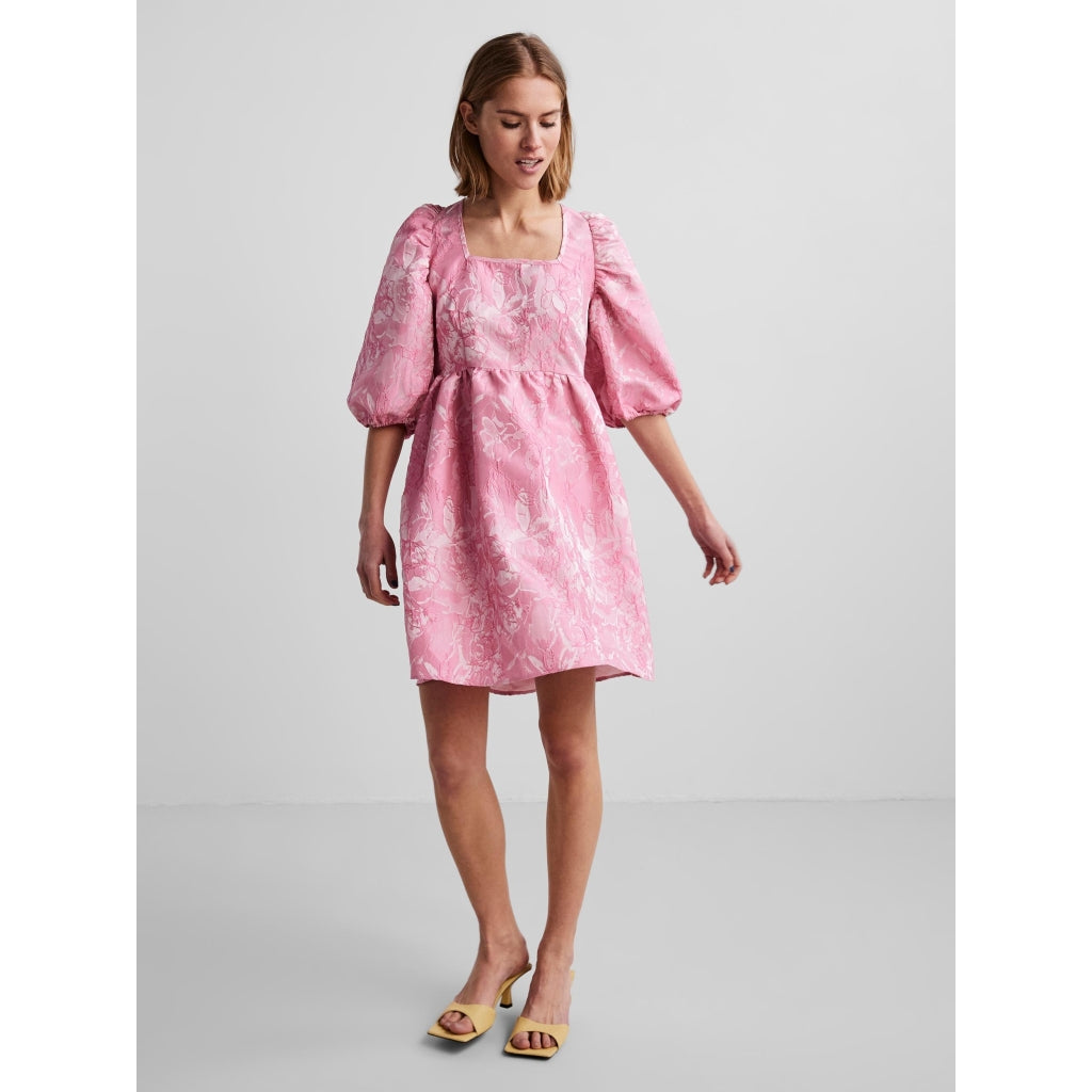 Se PIECES X DITTE ESTRUP PCAVIONA 2/4 DRESS - Prism pink hos Klædeskabet.dk