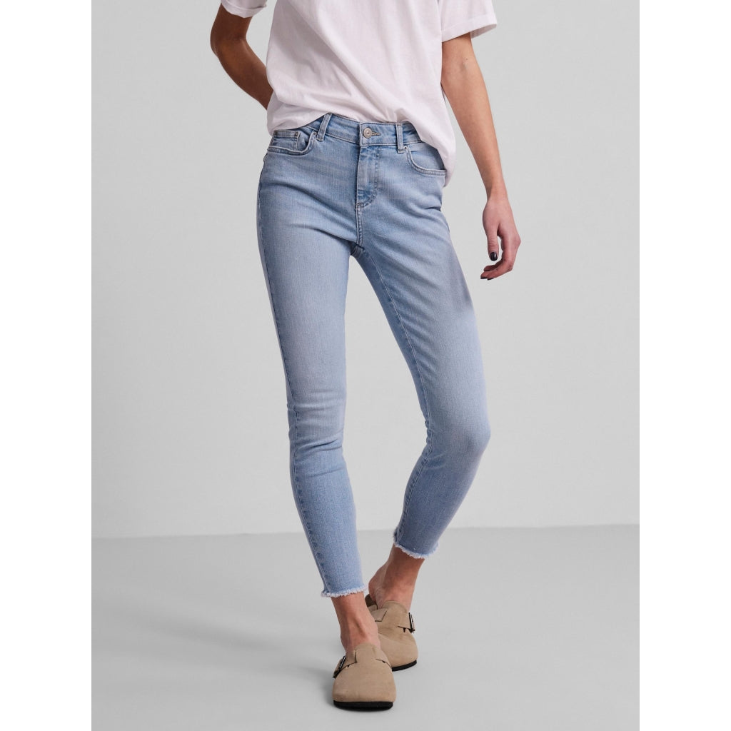 Billede af Pieces dame jeans PCDELLY - Light Blue Denim hos Klædeskabet.dk