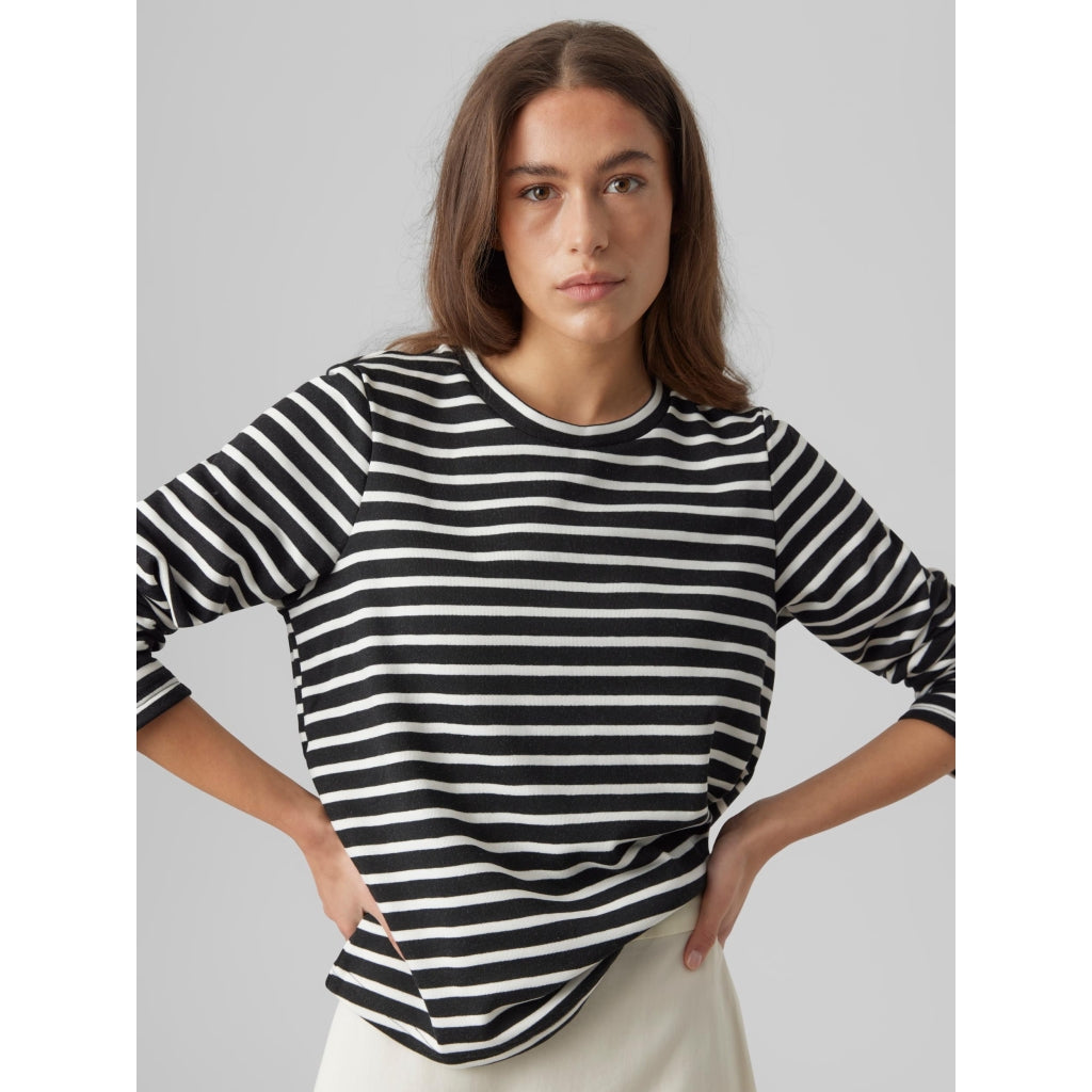 Se VMMATHILDE LS T-SHIRT D1 - Black White Stripes hos Klædeskabet.dk