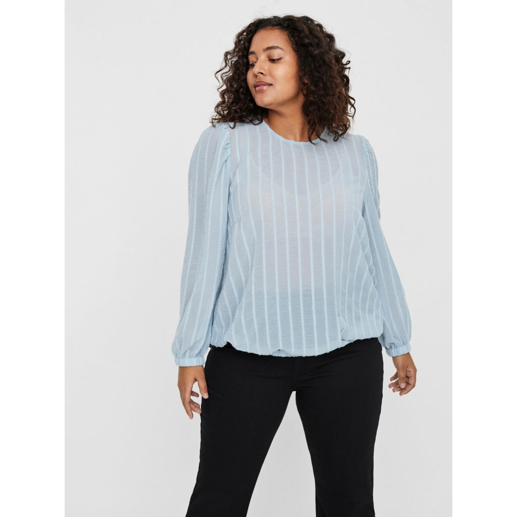 Se Vero Moda curve PLUSSIZE DAME bluse VMPIKKA - Blue Fog hos Klædeskabet.dk