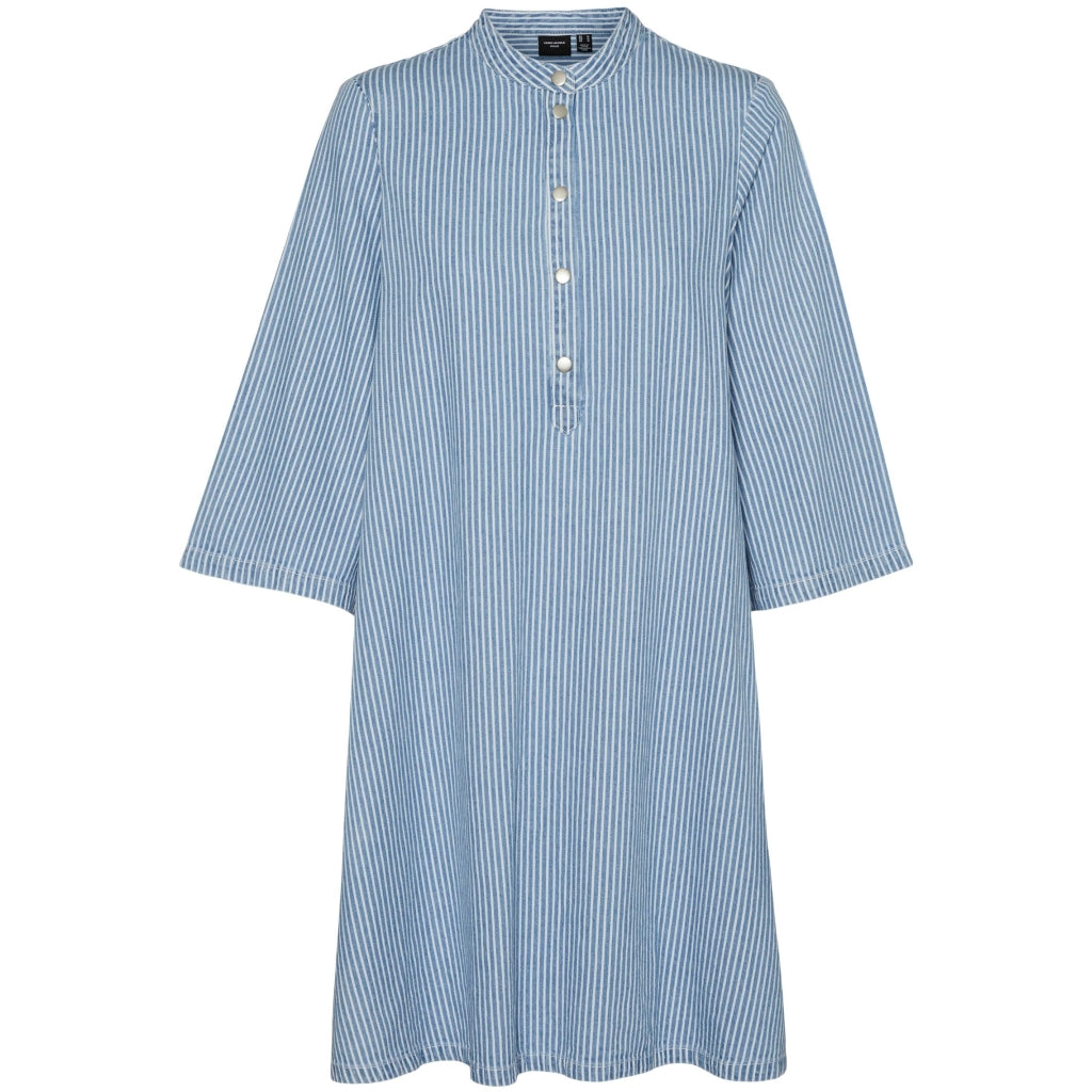 Se Vero Moda dame kjole VMPIPER - Medium Blue Denim WHITE STRIPES hos Klædeskabet.dk