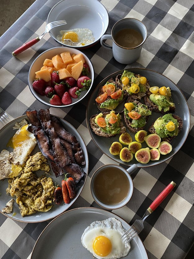 picture of platers of food on a picnic table