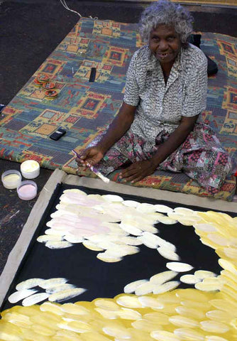 Gloria Petyarre auf der Matratze malt Blätter