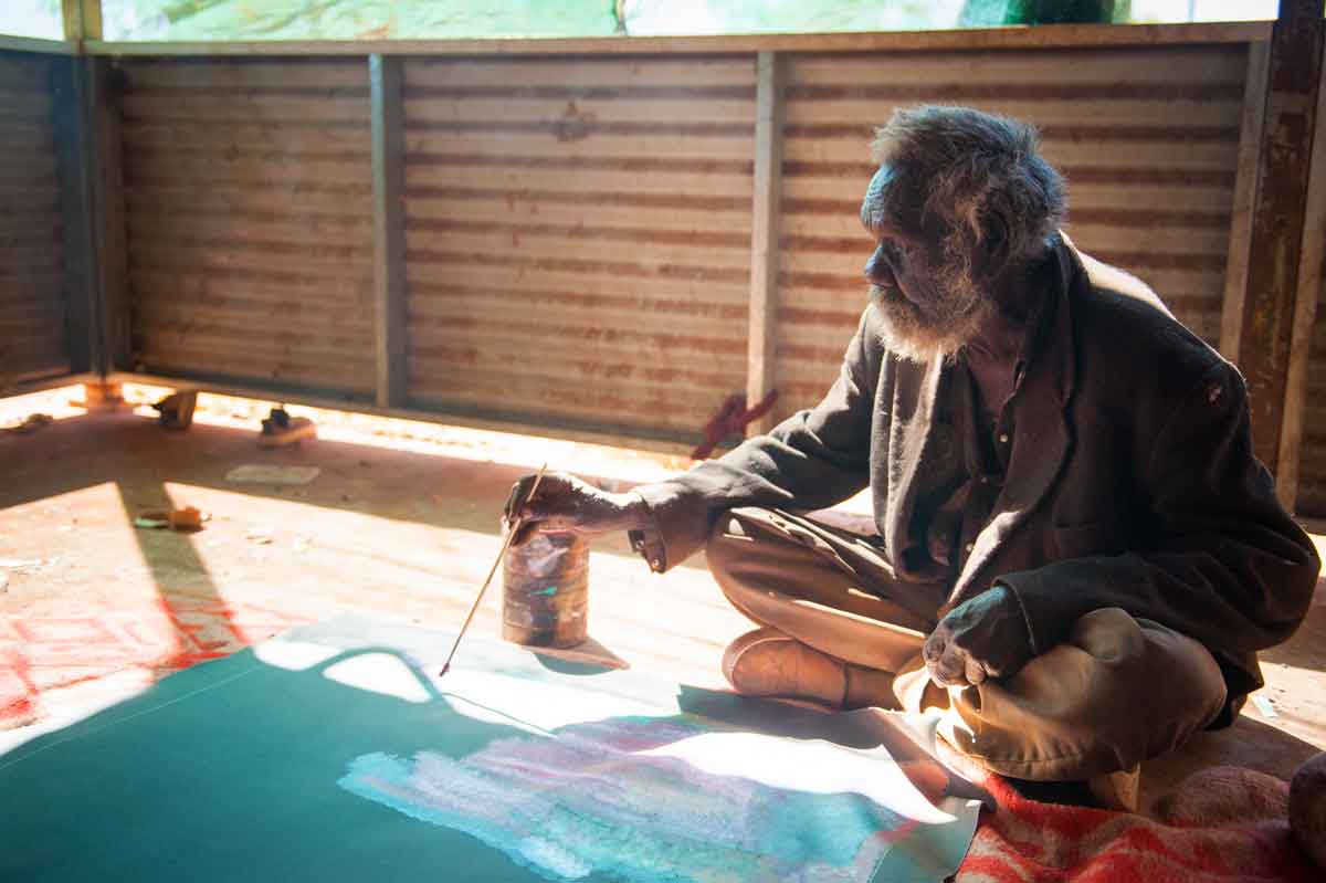 Motorrad Paddy Ngale malt auf seiner Veranda