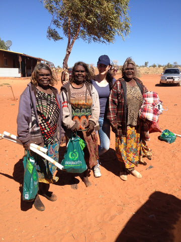 Dale Jennings mit Aborigine-Künstlern im Utopia Central Australia