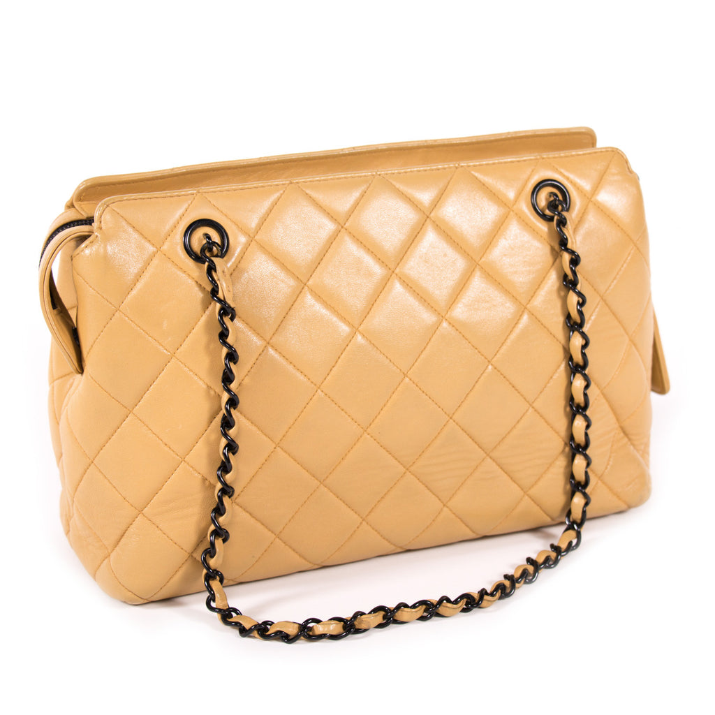 Shop authentic Chanel Vintage Shoulder Bag at Re-Vogue for just USD 776.00