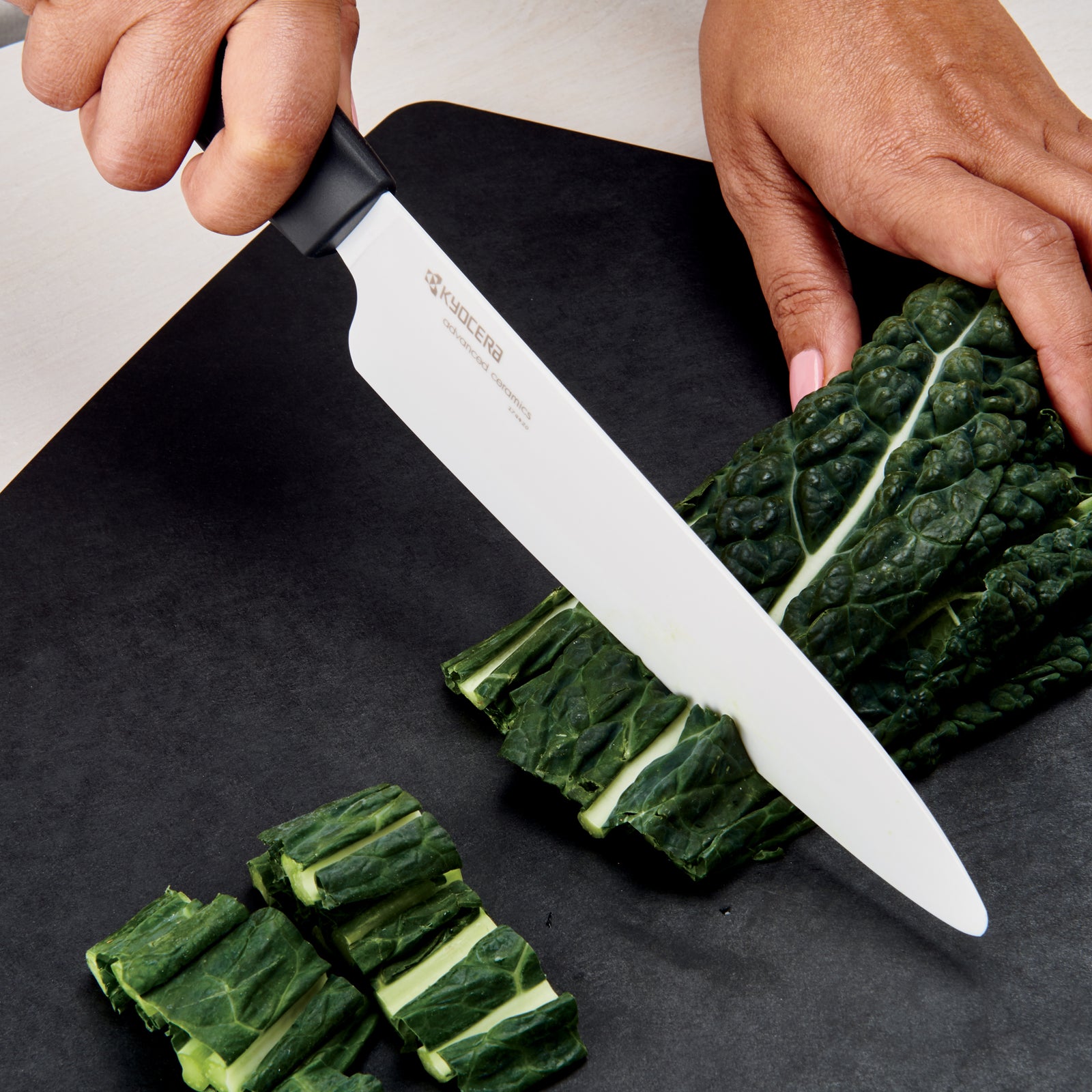 https://cdn.shopify.com/s/files/1/0989/9404/products/0000974_innovation-soft-grip-7-ceramic-chefs-knife-white-z206-blade_1600x.jpg?v=1592954379