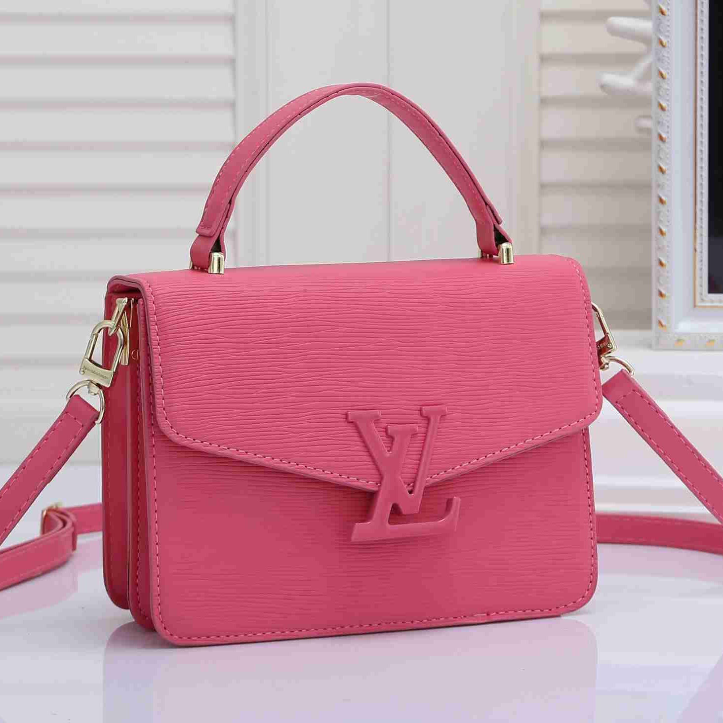 LV Louis Vuitton Women's Solid Color Simple Handbag Shoulder Bag