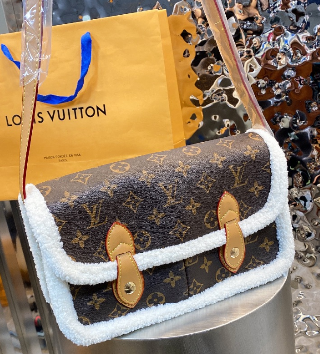 LV Louis Vuitton Lambs Wool Classic Explosion Type Medieval Crossbody Bag