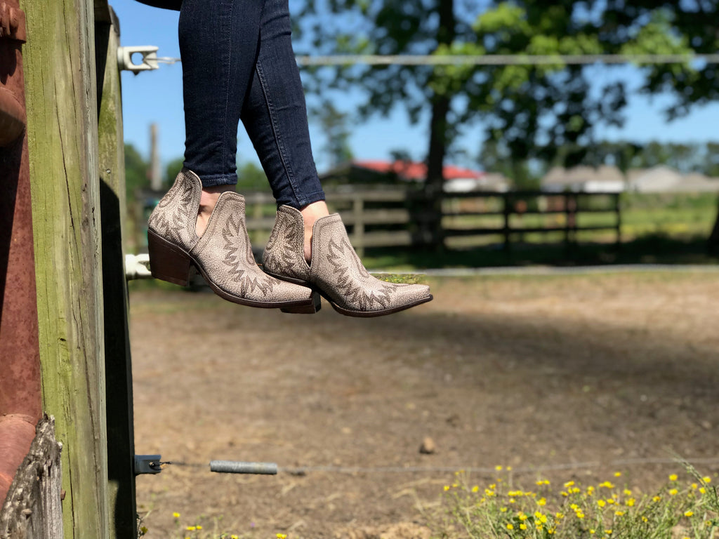 ariat ankle cowboy boots