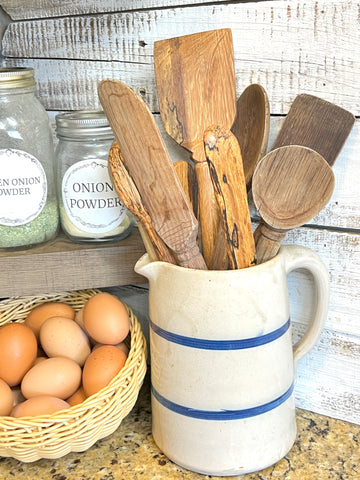 Using old wooden spoons for decor