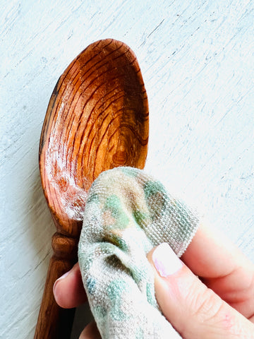 using mineral oil to protect wooden spoons