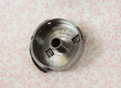 IDENTIFICATION OF A RIGHT SEWING BOBBIN CASE: 2 MAIN TYPES