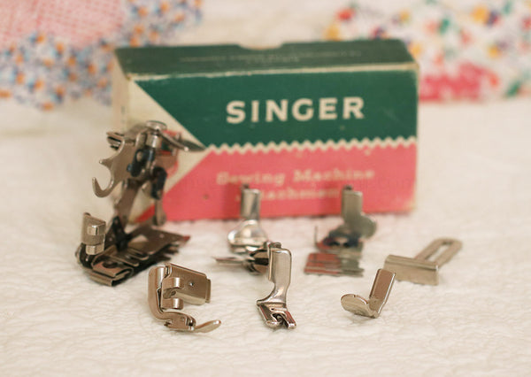 Singer Tan Featherweight 221 Attachments Set 