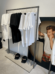 PABLO Kleiderständer mit weißen und schwarzen T-Shirts