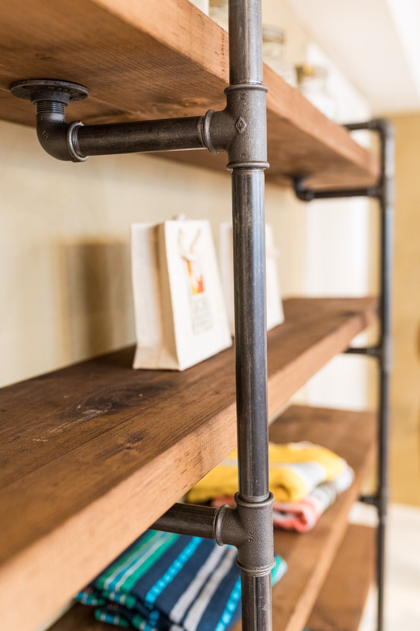 Sistema di scaffalature realizzato in legno di pino trattato con olio marrone - interno del negozio di rackbuddy