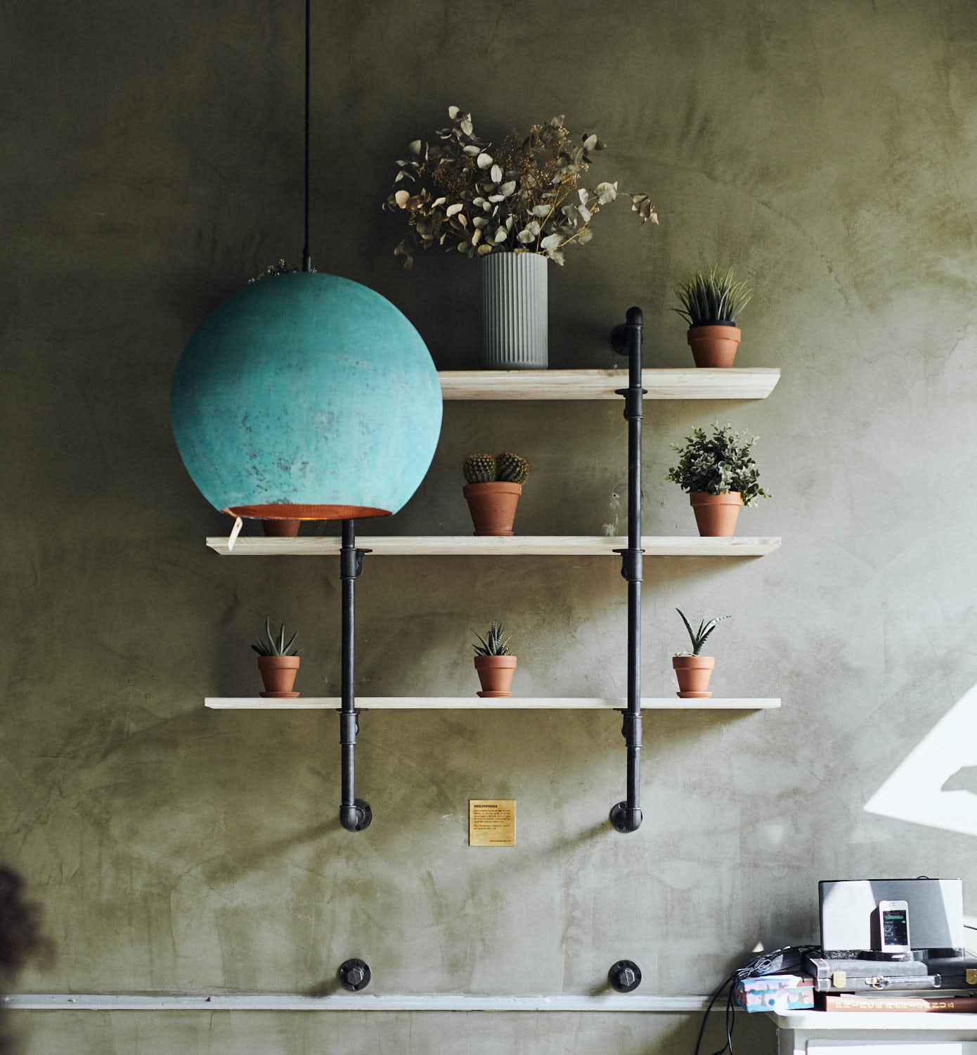 Café Gæst Frederiksberg - wooden shelf in an industrial design