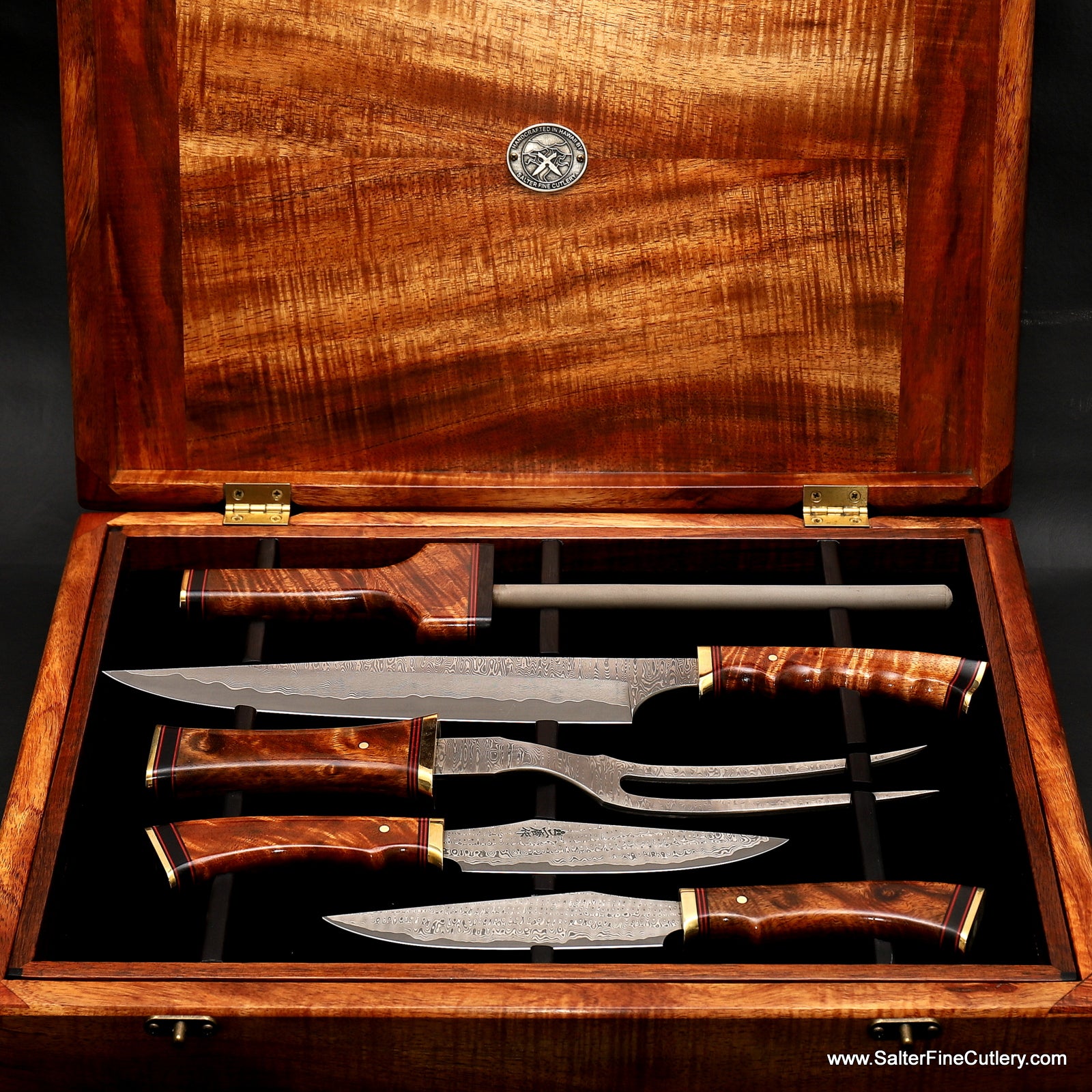 https://cdn.shopify.com/s/files/1/0993/8330/files/5-piece_custom_carving_set_and_personal_steak_knife_set_from_Salter_Fine_Cutlery.jpg?v=1603586839