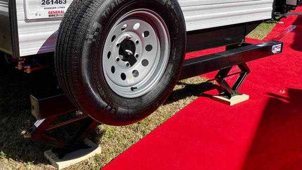 Another angle of scissor jacks on a travel trailer.