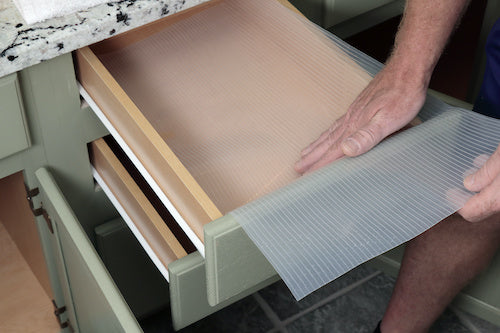 Les doublures d’étagères et de tiroirs sont essentielles pour protéger votre camping-car de l’usure à long terme. Shelf and drawer liners are key to protecting your RV from long term wear and tear.