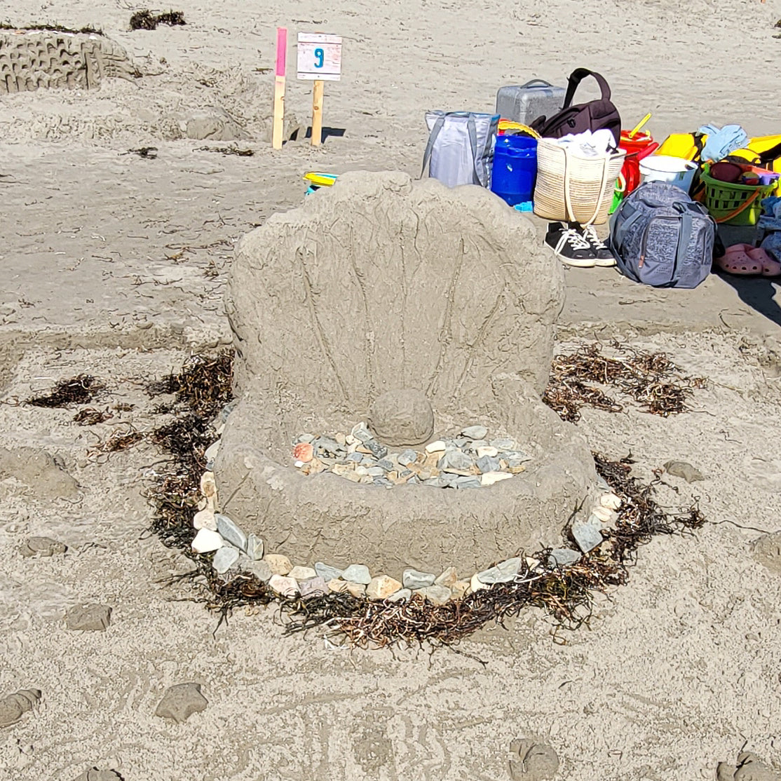 a sweet little armchair sized Oyster Shell sand sculpture! With the use of seashells for decorative! #beach #fun #funinthesun