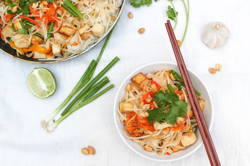 Thai noodle dish with spring onions