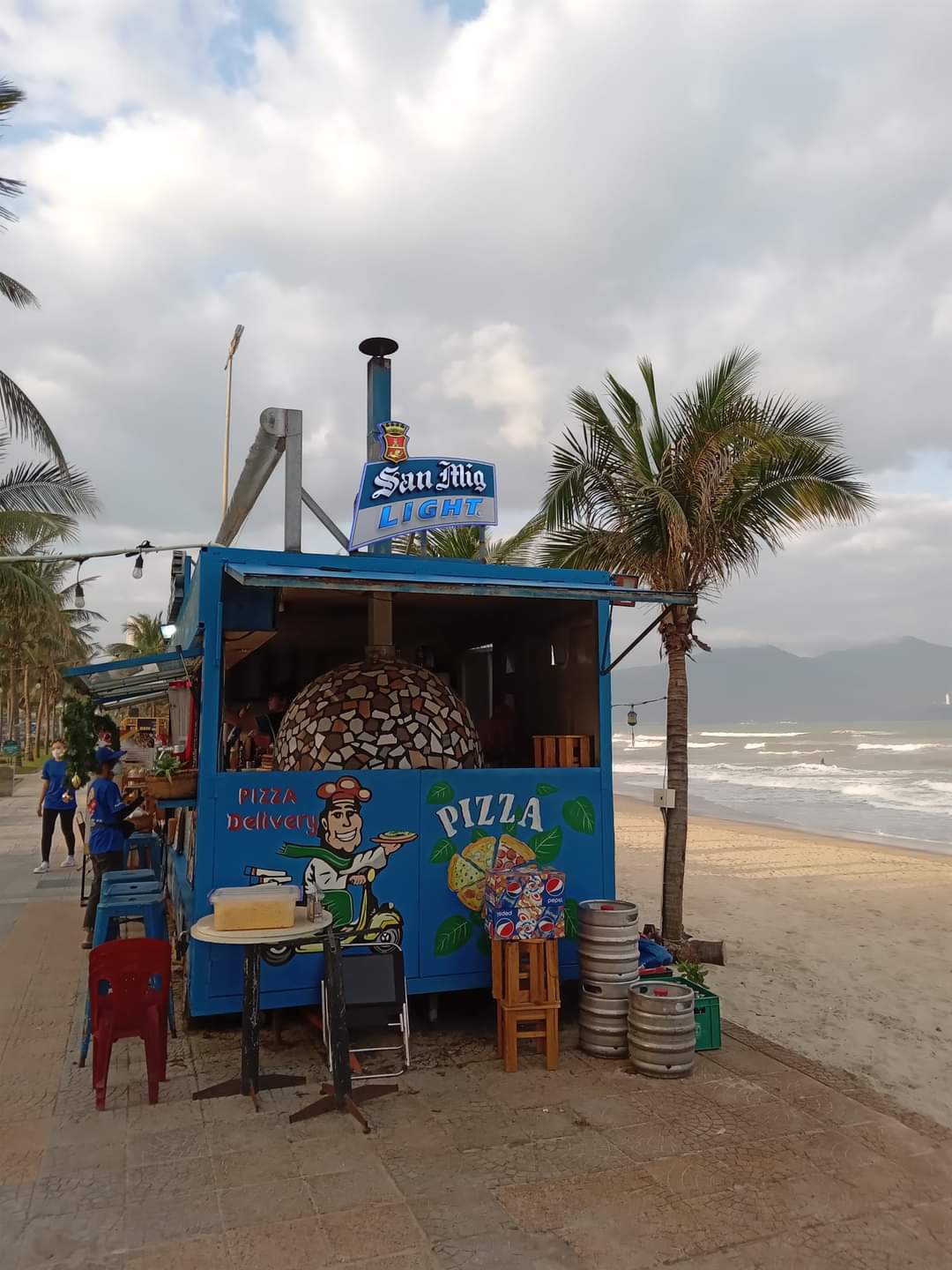 Camion de nourriture de pizza au feu de bois mobile bleu à côté de la plage à Da Nang, Vietnam