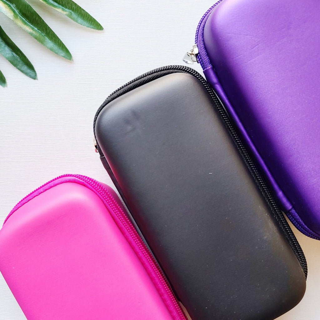 https://cdn.shopify.com/s/files/1/0995/3104/products/hard-shell-essential-oils-carry-case-holds-10-5-ml-or-10-ml-bottles-112595_1024x1024.jpg?v=1643930739