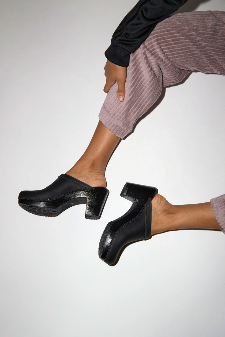 no 6 clogs black