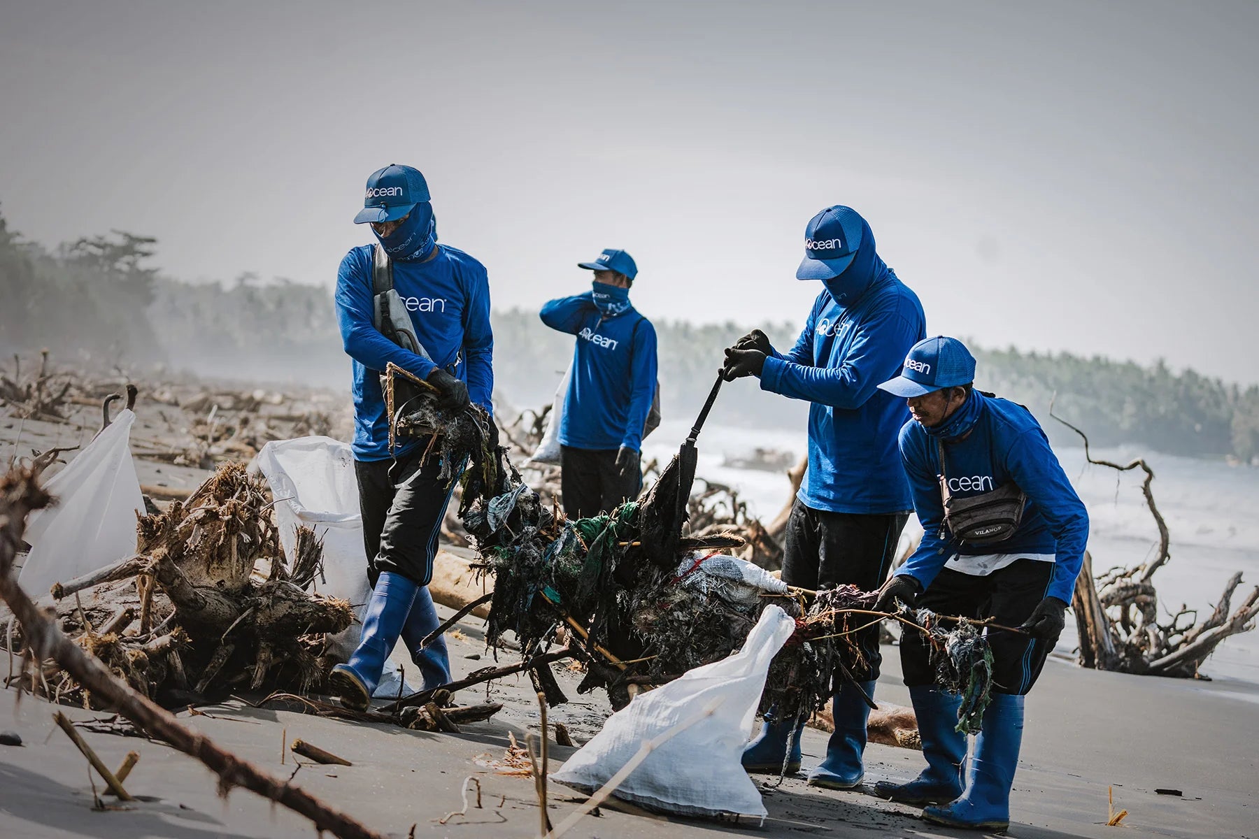 Mewei.Beach.Cleanup.43_0bc78013-a0d6-4712-9937-165cd89f2136.webp__PID:bc8d1ece-7783-4ffb-93e2-c01445fb0459