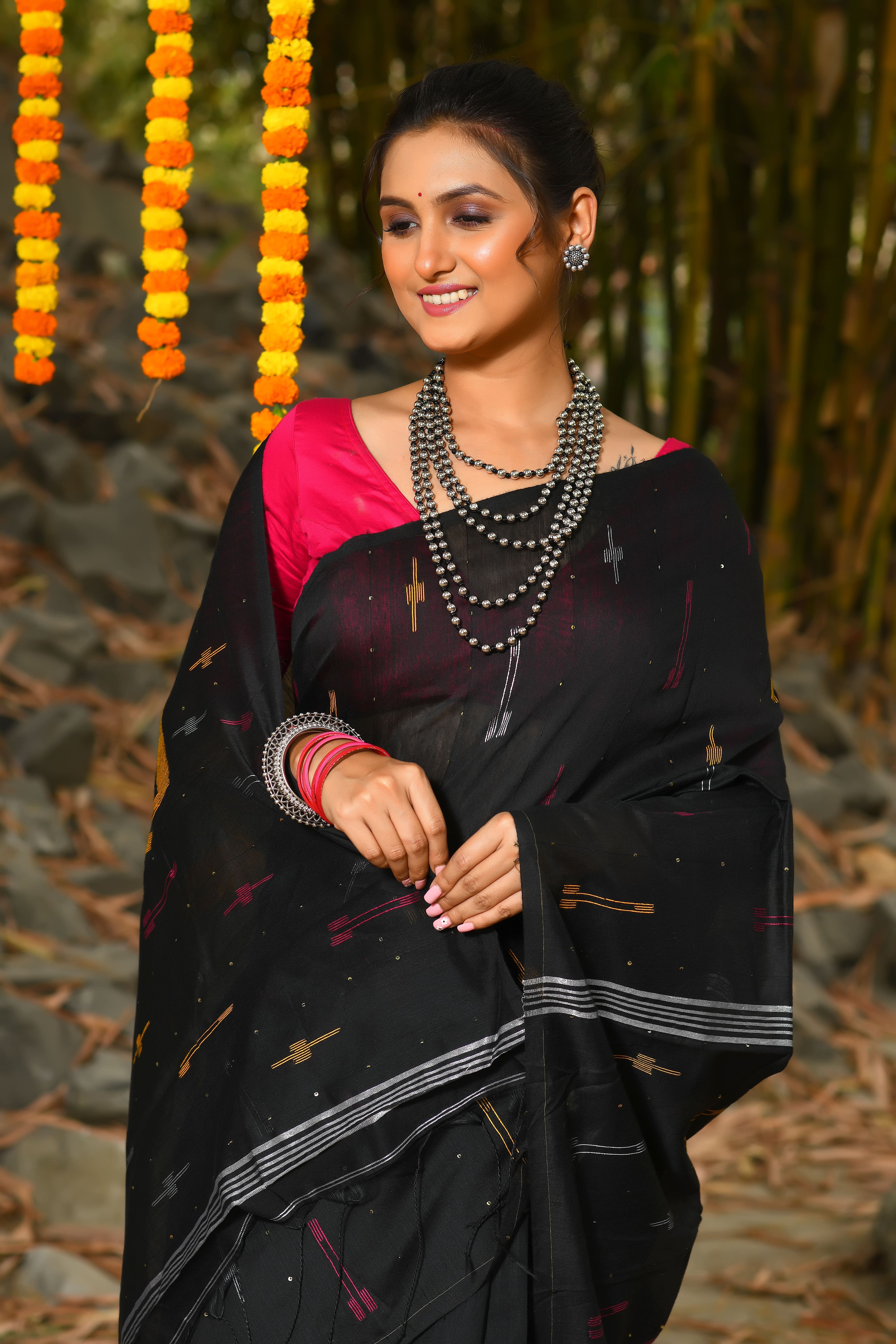 Handloom Saree White with Black Paar - ArtisanSoul