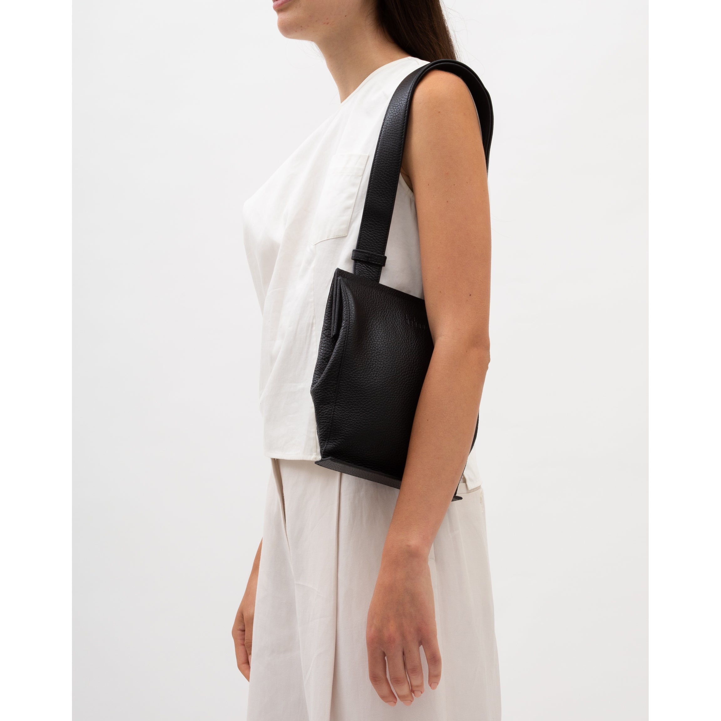 ARI SPLIT BASE CROSSBODY PEBBLE BLACK