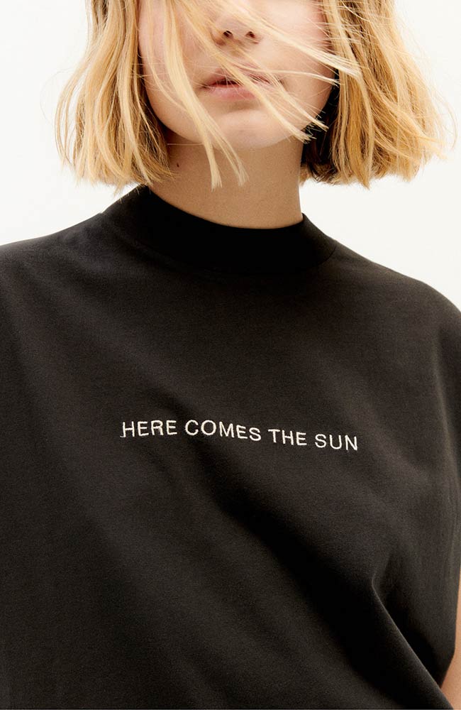 Here Comes The Sun T-Shirt Zwart 4