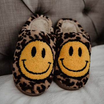 https://cdn.shopify.com/s/files/1/1003/9114/products/leopard-smiley-slippers_360x.jpg?v=1638916253