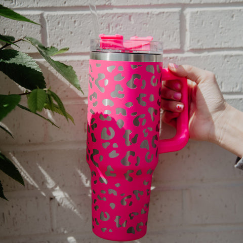 https://cdn.shopify.com/s/files/1/1003/9114/products/tumbler-cup-hot-pink-metallic-leopard-with-handle_large.jpg?v=1686596152