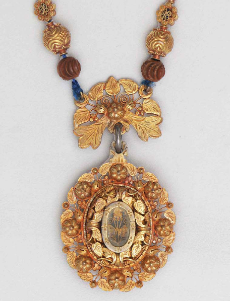 A relicario pendant featuring rose motifs, circa the 19th – 20th century. (Photo from Faith and FIligree: 19th Century Hispano-Filipino Gold Jewellery)