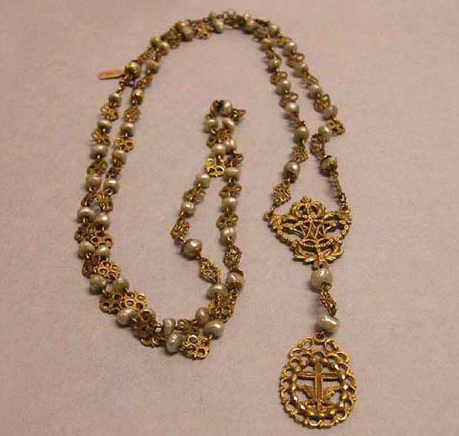 A tambourine necklace made of gold and pearls. Circa 17th – 19th century. (Photo from Faith and FIligree: 19th Century Hispano-Filipino Gold Jewellery)